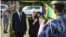 Wendy Sherman sous les drapeaux du Gabon et des Etats-unis pendant son passage en revue des troupes, à Libreville, le 6 mai 2022. (VOA/Ismael Obiang Nzé)