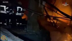 Հրշեջները և Օդեսայի առևտրի կենտրոնում կայացած Ռուսական ուժերի հրթիռներից բռնկված հրդեհի փլատակները