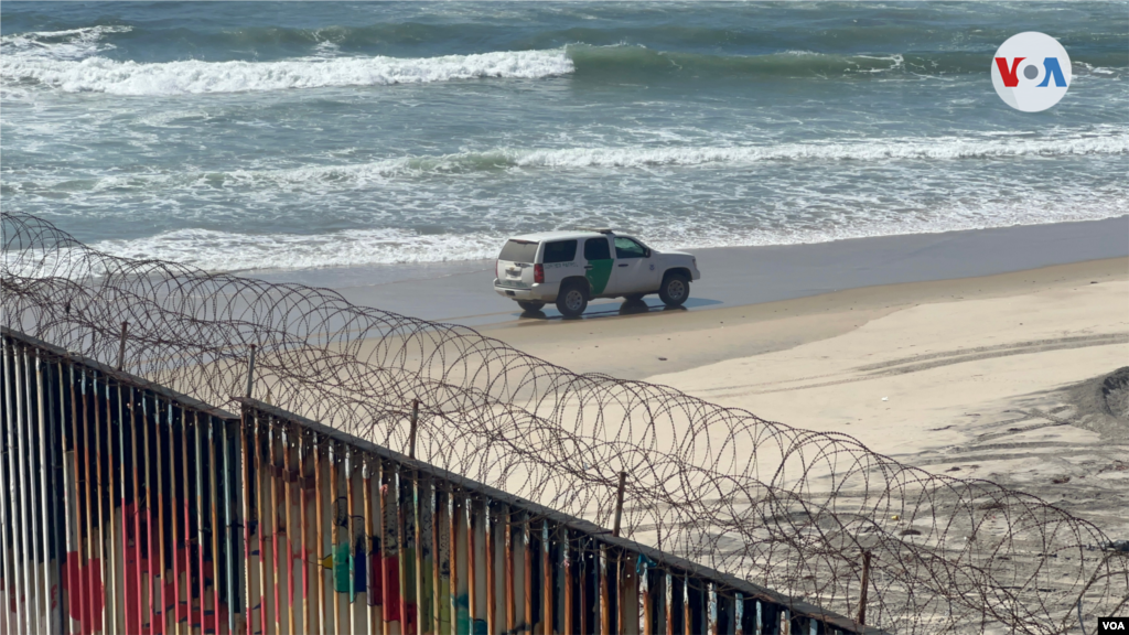 Un vehículo de la patrulla fronteriza de Estados Unidos se puede ver desde Tijuana, en la zona de la playa Imperial, donde resalta la barrera fronteriza que finaliza al llegar al mar. Foto: Celia Mendoza, 7 de abril de 2022. Tijuana, México.