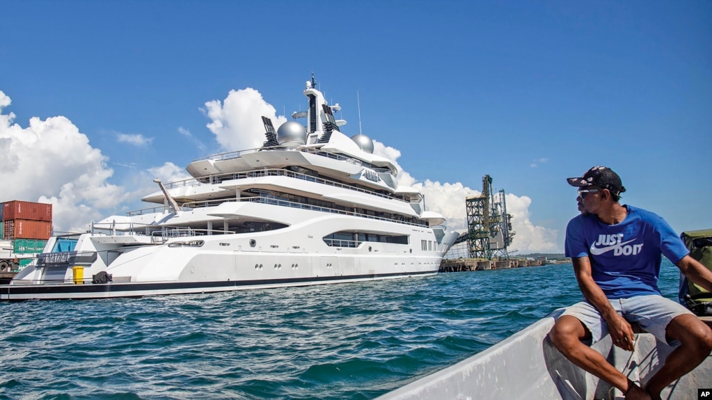 “阿玛迪亚”号游艇的船长艾莫西·达崴注视着停泊在斐济劳托卡女王码头的这艘超级豪华游艇。 （2022年4月13日）(photo:VOA)