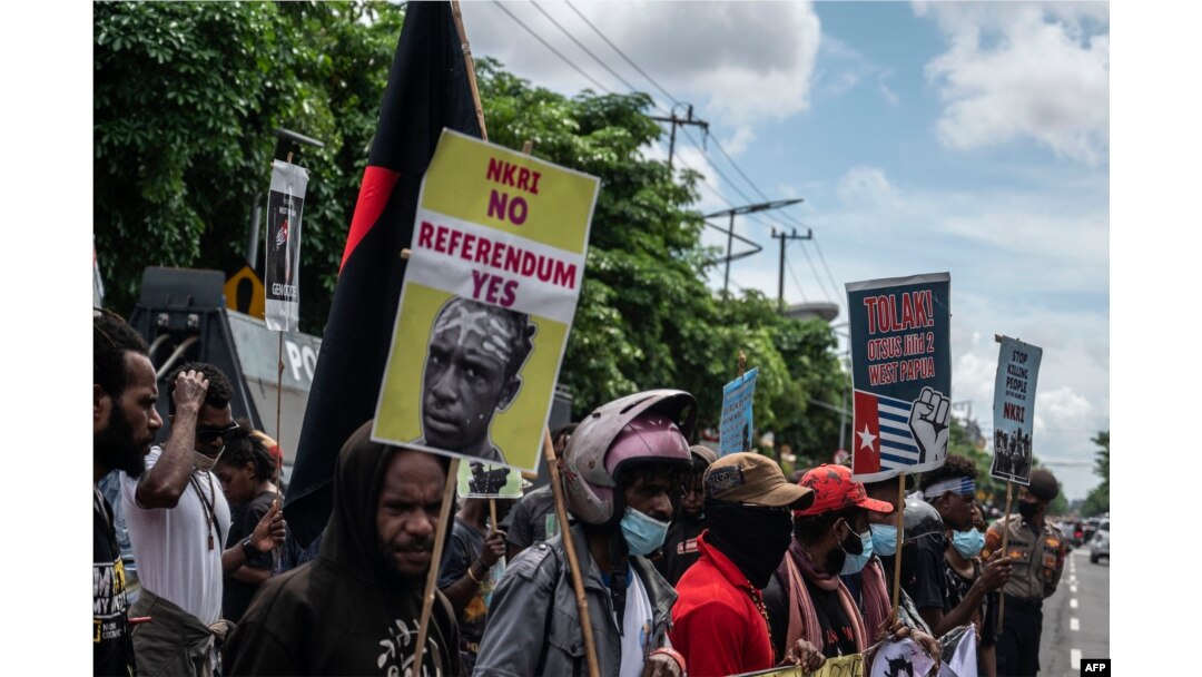 Pelajar Papua memprotes rencana pemerintah membuat enam provinsi baru di wilayah itu, 10 Mei 2022. (Foto: AFP)