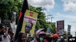 Sejumlah mahasiswa Papua menggelar aksi protes terhadap rencana pemekaran wilayah Papua ke dalam beberapa provinsi. Aksi tersebut digelar di Surabaya pada 10 Mei 2022. (AFP/Juni Kriswanto)