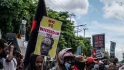 Sejumlah mahasiswa Papua menggelar aksi protes terhadap rencana pemekaran wilayah Papua ke dalam beberapa provinsi. Aksi tersebut digelar di Surabaya pada 10 Mei 2022. (AFP/Juni Kriswanto)