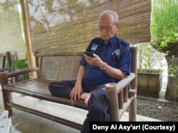 Buya Ahmad Syafii Maarif i bersantai di lincak bambu di rumahnya. (Foto: Deny Al Asy'ari)