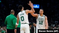 Les Celtics, en quête d'un 18e titre record, ont frappé fort d'entrée, puisque les Warriors n'avaient pas encore perdu un match à domicile durant les play-offs