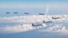 日本和美国战斗机2022年5月25日在日本海上空联合巡航。（美联社转自日本自卫队照片）