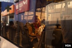 Families fleeing Mariupol are bussed into safer places by Ukrainian authorities, but no one knows how many are left behind, May 3, 2022 in Zaporizhzhya, Ukraine (Yan Boechat/VOA)