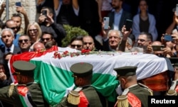 Warga Palestina mengucapkan selamat tinggal kepada jurnalis Al Jazeera Shireen Abu Akleh, yang terbunuh dalam serangan Israel, di Ramallah di Tepi Barat yang diduduki Israel, 12 Mei 2022. (Foto: Reuters)