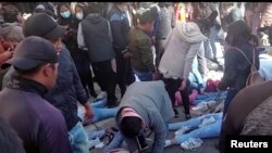 Potongan gambar dari video yang menunjukkan sejumlah mahasiswa tampak membantu rekannya yang terluka setelah granat meledak di salah satu kampus di Bolivia, menyebabkan sejumlah mahasiswa terluka akibat terinjak-injak, pada 9 Mei 2022. (Foto: Handout via Reuters/Luis Velasco)