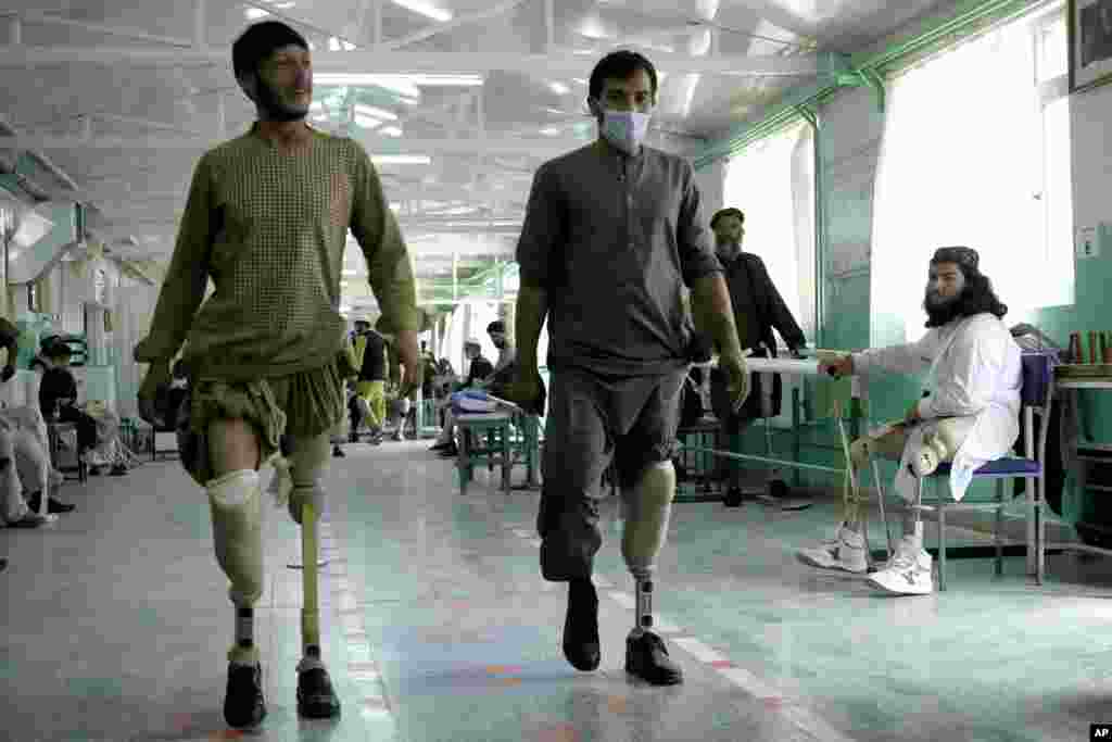 Mina tufayli oyoqlaridan ayrilgan afg&lsquo;onlar Xalqaro Qizil Xoch qo&lsquo;mitasining reabilitatsiya markazida. Kobul.