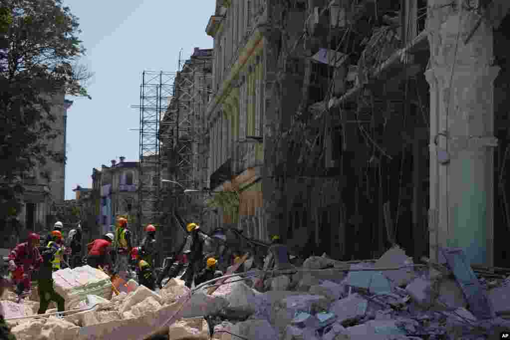 Trabajadores de emergencia caminan entre los escombros frente al Hotel Saratoga de cinco estrellas despu&#233;s de una explosi&#243;n mortal en La Habana Vieja, Cuba, el viernes 6 de mayo de 2022.
