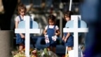 Các em nhỏ đến viếng tại khu tưởng niệm các nạn nhân thiệt mạng trong vụ xả súng ở trường tiểu học tuần này ở Uvalde, Texas, ngày 26 tháng 5 năm 2022.