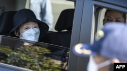‘일본적군’ 최고 간부인 시게노부 후사코가 28일 출소 후 차를 타고 교도소를 빠져나가고 있다.