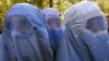 Talibanes decretan de nuevo uso del burka para las mujeres
