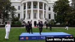 Presiden AS Joe Biden bertemu dengan para pemimpin ASEAN di Gedung Putih, Washington, AS, 12 Mei 2022. (Foto: REUTERS/Leah Millis)