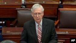 El líder de la minoría del Senado, Mitch McConnell, de Kentucky, habla en el pleno del Senado el miércoles 25 de mayo de 2022 en el Capitolio de Washington.
