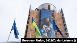 Bendera Ukraina berkibar di samping bendera Uni Eropa di kantor Komisi Uni Eropa di Brussels, Belgia untuk menunjukkan dukungan Uni Eropa kepada Ukraina menyusul invasi Rusia ke Ukraina, 7 Mei 2022. (Foto: Xavier Lejeune/Uni Eropa)