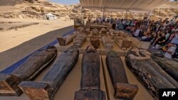 Des sarcophages datant de la Basse Époque égyptienne sont exposés après leur découverte par une mission dirigée par le Conseil suprême égyptien des antiquités, au cimetière de Bubastian à la nécropole de Saqqarah, le 30 mai 2022.