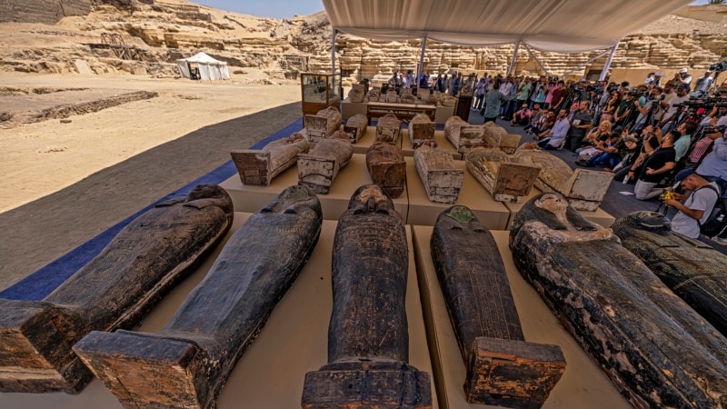 L'Egypte dévoile des statues et des sarcophages découverts à Saqqara