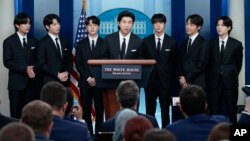 세계적인 K팝 그룹 BTS가 31일 워싱턴 백악관에서 조 바이든 미국 대통령을 면담하고 정례브리핑에도 참석해서 아시아계 포용과 다양성 등에 관한 견해를 밝혔다.