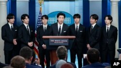 Megastar K-pop dunia, BTS, ikut memberikan keterangan pers di Gedung Putih hari Selasa (31/5). 