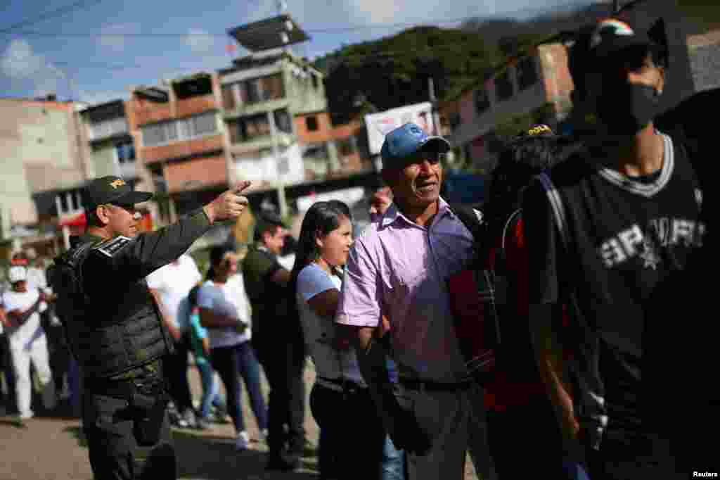 La gente hace fila para emitir sus votos en un colegio electoral durante la primera vuelta de las elecciones presidenciales en Suárez, Colombia, el 29 de mayo de 2022. REUTERS/Luisa González