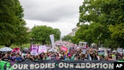 Una marcha por el derecho al aborto recorre las calles de Washington DC el pasado 14 de mayo de 2022, durante una manifestación desde el National Mall hasta la Corte Suprema de EEUU.