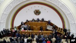 El Consejo Nacional Electoral de Venezuela es presentado durante una sesión extraordinaria en la Asamblea Nacional en Caracas, el martes 4 de mayo de 2021.