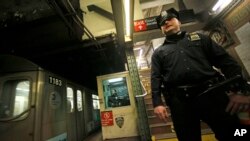 ARCHIVO - En esta foto del 1 de abril de 2010, el oficial de tránsito de la Policía de Nueva York, Robert McMillan, patrulla el túnel mientras viaja en el tren 4 desde la estación Bowling Green en Manhattan hasta la estación Borough Hall en Brooklyn en Nueva York. 