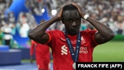 L'attaquant sénégalais de Liverpool, Sadio Mane, réagit après la défaite de son équipe en finale de la Ligue des champions de l'UEFA face au Real Madrid au Stade de France à Saint-Denis, au nord de Paris, le 28 mai 2022.