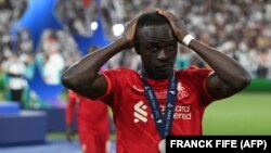 Sadio Mane ya Bayern Munich atie maboko na moto na match na Borussia Moenchengladbach na Bundesliga ya Allemagne, na Munich, 27 aout 2022. (AP Photo/Matthias Schrader)