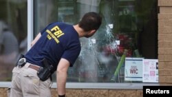 联邦调查局人员在布法罗超市枪击现场进行检查（2022年5月16日）
