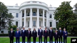2022年5月12日，东南亚国家联盟(东盟)领导人在华盛顿白宫南草坪与美国总统拜登合影。（美联社）