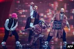 Anggota band "Kalush Orchestra" tampil atas nama Ukraina di final Kontes Lagu Eurovision 2022, 14 Mei 2022, di Turin. (Foto: AFP)