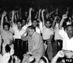 1957年6月毛泽东发动反右斗争后，头号大右派章伯钧遭群众批斗，至今未平反。（资料照）