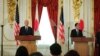 Le président américain Joe Biden (à gauche) et le Premier ministre japonais Fumio Kishida (à droite) tiennent une conférence de presse au palais d'Akasaka à Tokyo le 23 mai 2022. (Photo de Nicolas Datiche / POOL / AFP)