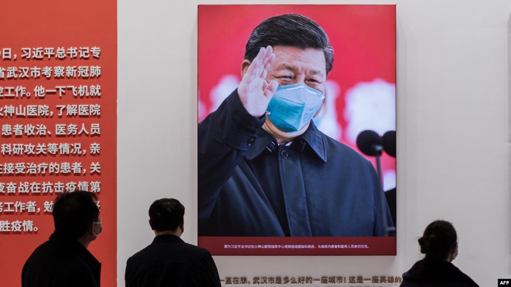 资料照片：中国治理新冠病毒展览上挂出的习近平照片(2021年1月15日）