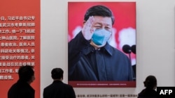 中国抗击新冠肺炎疫情展览上一幅中国领导人习近平戴口罩的宣传画。（资料照片）