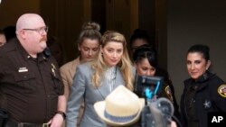 Aktris Amber Heard meninggalkan gedung pengadilan Fairfax County, di Fairfax, Virginia, pada 27 Mei 2022. (Foto: AP/Craig Hudson)