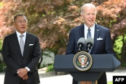 지난 5월 한국을 방문한 조 바이든 미국 대통령(오른쪽)이 정의선 현대자동차그룹 회장(왼쪽)에게 미국 투자에 대한 감사를 표했다. 현대차그룹은 총 100억 달러 대미 신규 투자를 발표했다.