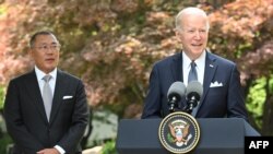 US President Joe Biden (R) speaks to the media next to Hyundai Motor Group Chairman Chung Eui-sun at a hotel in Seoul on May 22, 2022. (Photo by Saul LOEB / AFP)