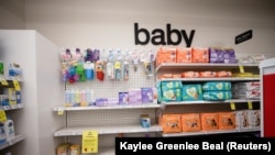 Aucun bocal de lait pour bébés sur une étagère dans un magasin de San Antonio, au Texas, aux États-Unis, le 10 mai 2022.