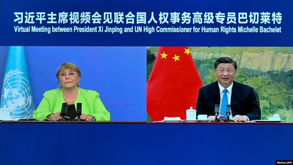 中共官媒新华社发布照片显示，联合国人权事务高级专业巴切莱特与中国领导人习近平举行线上会面。（2022年5月25日）(photo:VOA)