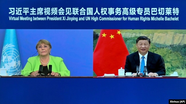 中共官媒新华社发布照片显示，联合国人权事务高级专业巴切莱特与中国领导人习近平举行线上会面。（2022年5月25日）
