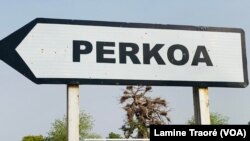 La plaque qui indique l’entrée de la localité, Perkoa, Réo, le 9 mai 2022 (VOA/Lamine Traoré)