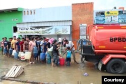 Antrian warga di Sayung, Demak, menerima air bersih kiriman BPBD Jawa Tengah, Selasa (24/5). (Foto: Humas Jateng)