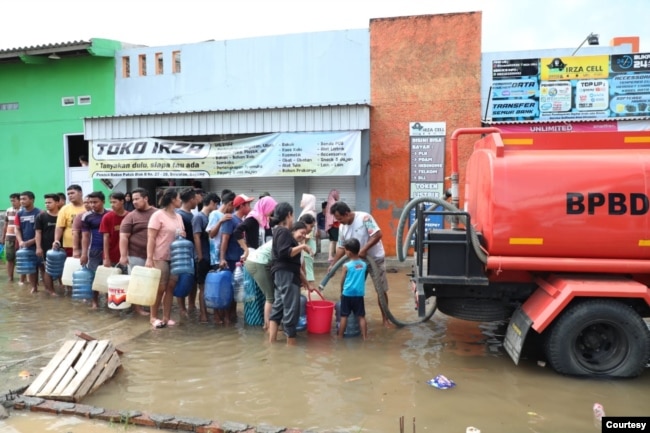 Antrian warga di Sayung, Demak, menerima air bersih kiriman BPBD Jawa Tengah, Selasa (24/5). (Foto: Humas Jateng)
