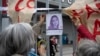 Mujeres colocan una fotografía de la periodista chilena Francisca Sandoval afuera del Hospital de Urgencias y Asistencia Pública (HUAP), tras conocerse su muerte en Santiago de Chile, el 12 de mayo de 2022.