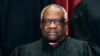 Arhiva: Sudija Klarens Tomas prilikom grupnog fotografisanja Vrhovnog suda u Vašingtonu 23. aprila 2021. godine.