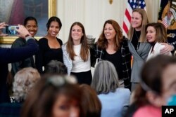 전·현직 미국 여자 축구 국가대표 선수들이 지난 3월 백악관에서 열린 '동일 임금의 날' 기념행사에서 낸시 펠로시 하원의장(맨 오른쪽)과 기념촬영하고 있다. (자료사진)